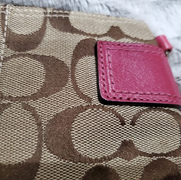 COACH TAN JACQUARD AND HOT PINK WRISLET - Picture 6 of 8